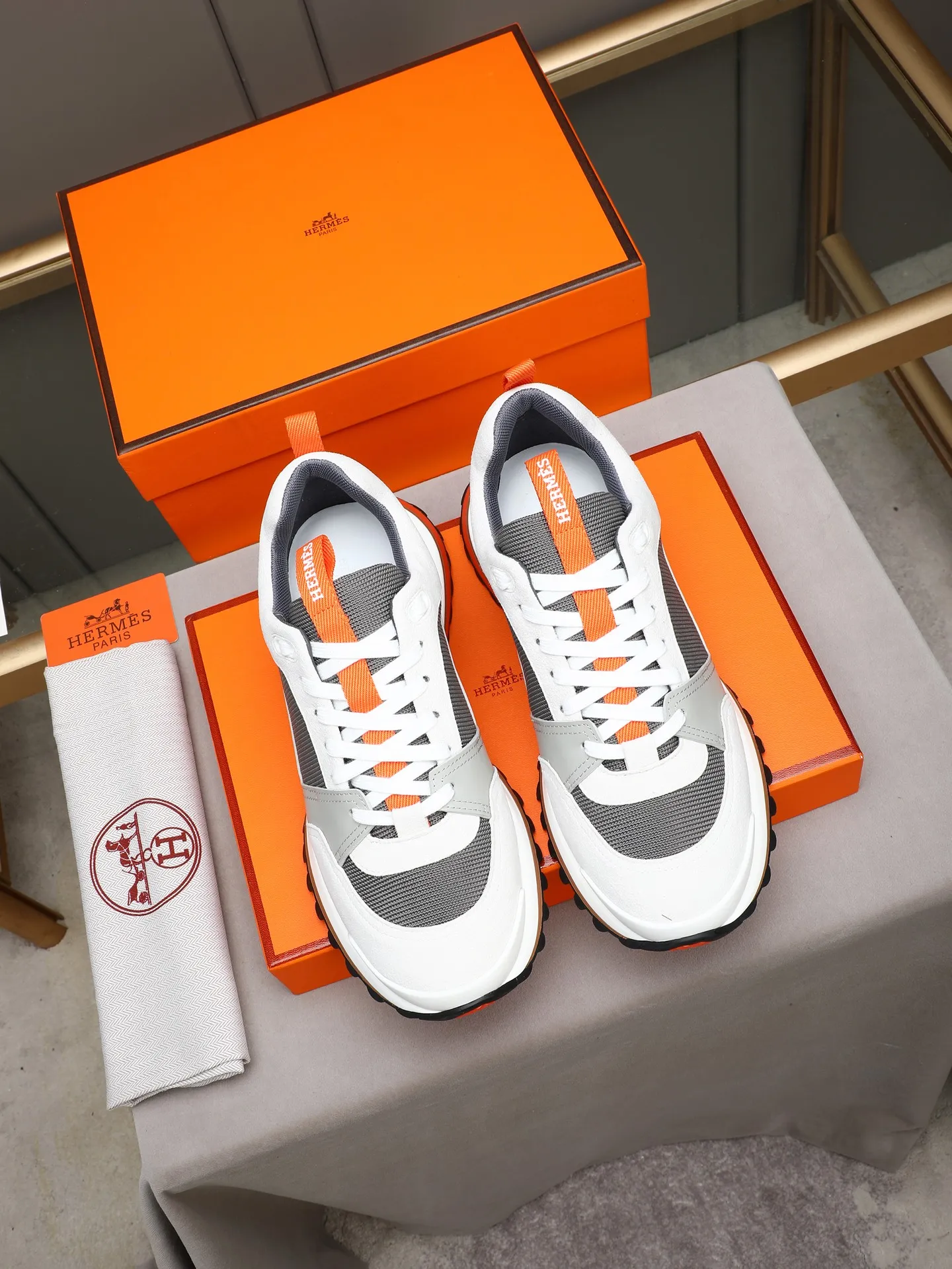 PP680【Hermes】fe new arrival~New Bouncing sneakers are the most comfortable shoes from Hermès. They are extremely light on the feet and look great. You won’t feel tired even when you go shopping and running around. 👍Very light and comfortable. Extremely light. Perfect for both sports and leisure. They feel great when you step on them! It’s up to you to choose, there’s always what you want~ ✔️Fabric: Imported first-layer cowhide ✔️Inner lining: Imported water-dyed cowhide ✔️Outsole: Seamless combination of IP+TPU (multi-color letters) German technology irradiation machine ✔️Code number: Male 38-44 (45 customized)